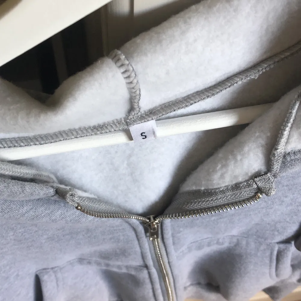 En jättefin zip-up hoodie från shein. Ganska kort. Använd fåtal gånger💕 Köparen står för frakten. Tröjor & Koftor.
