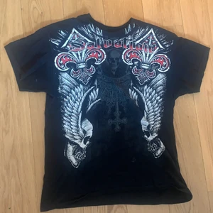 Grafisk tisha  - Svart T-shirt med tryck! Oversized på mig som är storlek S💕💕