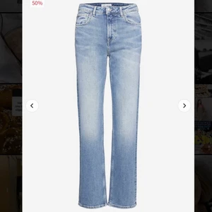 Midrise Jeans  - Midrise Straight Jeans ifrån Pepe Jeans London. Helt nya, endast testade. Nypris 799kr. Ungefär 10 cm långa på mig som är 158 cm🤎☺️