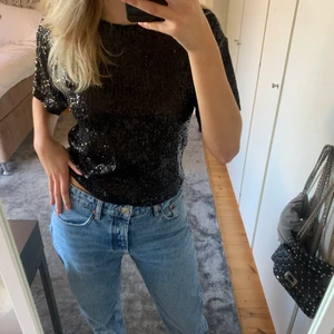 Paljettopp - Säljer denna snygga svarta paljettopp från Gina Tricot! Använd en eller två gånger och är i toppenskick. Storlek S💖Köparen står för frakt😊