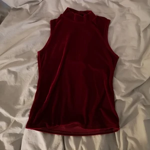 Amisu topp strl XS-S - Vinröd sammetstopp från Amisu, franskt märke + också producerad där. Stretchigt tyg, passar storlek XS till S. Säljer en likadan i svart, se i profil. 