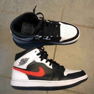 Air Jordans 1 Chile  - Tjena, säljer ett par Nike Jordans 1 ”Chile” strl 44.5, använda men inte creasade eller slitna någonstans. Skickas i orginallådan tvättade! 