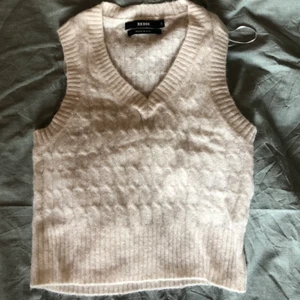 Stickad väst  - Säljer min väst från bikbok, använd ca 1 gång så den är i nyskick. Säljer för en billig slant då jag bara vill bli av me den💓