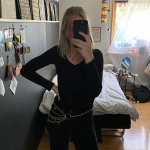 Svart långärmad tröja! - En svart långärmad tröja. Bra basplagg som passar till typ allt! Lätt V-ringning ribbad från Gina Tricot. Storlek M men sitter tajt så passar även S. 