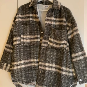 Jacka Missguided - Väldigt fin och skön höstjacka från Missguided, storlek 36. Lite större i storleken men bara fint tycker jag. Använd 2 gånger så den är som i nyskick. Köpt för 500kr säljer för 250kr + frakt! 😊