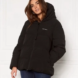 Vinter jacka - Intressekoll på min sjukt snygga vinterjacka från miss sixty! Funderar på att köpa en annan jacka💓 helt slutsåld i alla storlekar❤️ väldigt bra skick och använd endast förra vintern💓 nypris 3299kr💓