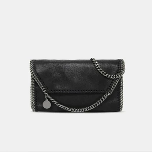 Stella McCartney liknande  - Stella McCartney liknande väska, använt några gånger men tycker ej den sitter så fint på mig, ganska bra skick. Den är lite större en på bilden så runt 25cm i längd och 18-19cm i höjd, banden är långa och kommer till midjan. Rekommenderar starkt denna väska!✅