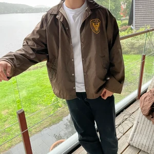 🔷 VINTAGE VINDJACKA - 🔷 VINTAGE VINDJACKA   Modellen bär vanligtvis storlek M  450:-  🔷 Kontakta via dm för köp