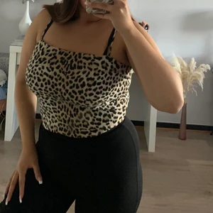 Topp - Leopard mönstrad topp från Gina tricot, hör av er vid intresse🤍🤍