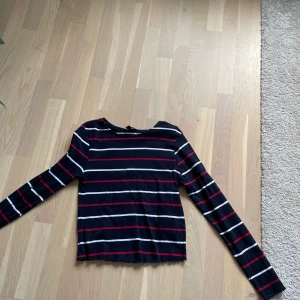 Randig tröja - Långärmad randig tröja från newlook. Nyskick storlek 44 men känns mer som 42.