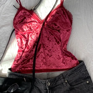 Vinrött valvet linne med spets - Snyggt vinrött valvet linne med spets från bikbok. Storlek S, mycket bra skick. Köparen står för frakt❤️