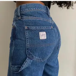 Jeans från h&m’s kollektion med lee. Finns ej att få tag på längre. Säljer pga för stora för mig.