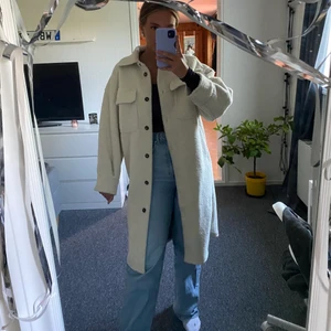 Lång teddykappa - En supermysig och sjukt snygg teddykappa från hm som räcker ner till mitten av smalbenet. Är i storlek XS men jag bär oftast S och den passar mig perfekt! Endast använd några få gånger förra vintern och känner därför att någon annan borde få ta del av den denna hösten och vintern. Nypris 700kr, säljes för 450 kronor och då är frakt inräknat.  