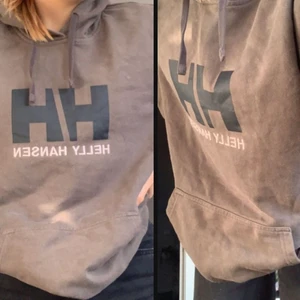 Grön Helly Hanson hoodie - En grön oversized Helly Hansen hoodie som är väldigt skön. Den ser lite brun ut på bilden dock. Jag har i vanliga fall S men i den här XL då jag ville ha den väldigt oversize, den är inte för oversize dock vilket är bra. Jag säljer den då jag inte längre använder den🙃 Om ni har frågor är det bara att skriva😁