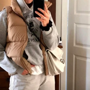 Beige dun väst  - Fler felfri väst från uniqlo, nypris 699kr