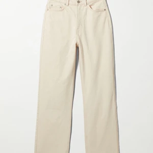 Weekday Jeans - Vita Jeans från Weekday i modellen Rowe Extra High Straight Jeans som tyvärr blivit för små. Färgen är inte kritvit utan mer cremevit vilket är toppen då det inte syns lika mycke när de blir smutsiga! 🥰 