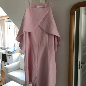 Ny ljusrosa playsuit - Endast provad. 