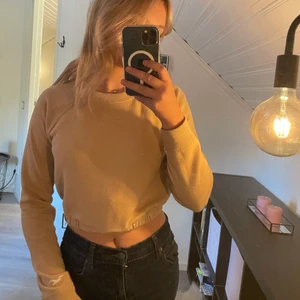 Hollister topp - Beige topp ifrån Hollister med drag detalj som antigen kan bäras ut eller vikas in💕 Passar till det mesta! I storlek XS🥰