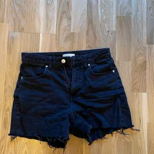 Svarta H&M shorts! Säljer då de är för små för mig😚