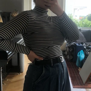 Tajt polo från Devided storlek S - En tajt och snygg tröja med svarta och vita ränder, inga skador eller fläckar 