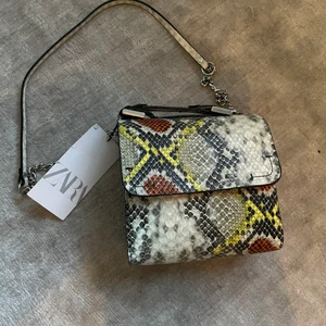 Handväska - Skitcool handväska som är helt ny från zara!