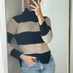 Stickad tröja - Säljer min superfina stickade tröja från Zara, den är i storlek XS och mönsteranpassad (se bild)