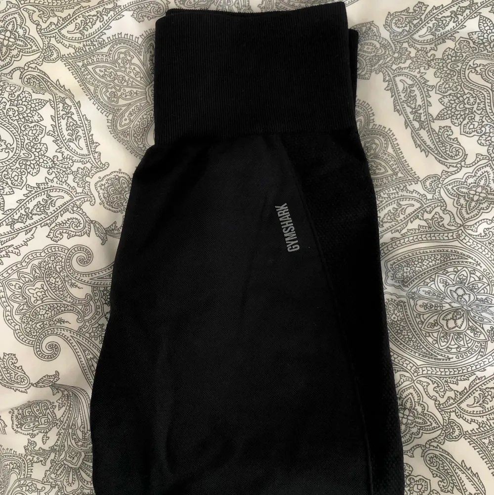 Säljer dessa flex leggings från Gymshark i storlek Small. Superskönt material och squatproof!! I princip oanvända, köpta för 600kr, säljer för 350kr + frakt! Skriv privat för fler bilder eller vid intresse!💓💓 Först till kvarn!!. Jeans & Byxor.