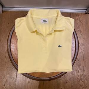 En gul Lacoste t-shirt för 150 kr.