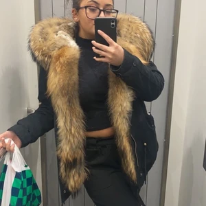 Pälsjacka - Intressekoll på min pälsjacka, äkta päls! Endast använd en vinter. Både varm och fin