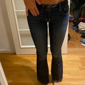 Amerikan eagle jeans - Säljer mina helt oanvända bootcut jeans från amerikan eagle. Dem är lågmidjade. Lite korta för mig som är 171cm så skulle förmodligen passa någon som är kortare än mig. Vid fler frågor är det bara att höra av sig❤️