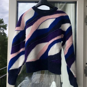 Stickad andotherstories tröja - Tröja från andotherstories. Tjock i materialet och stick inte. Mudden ner till är ganska tajt så du får en fin figur i den. Bra skick. Ca 1 år gammal. Storlek S. Pris 200kr + frakt