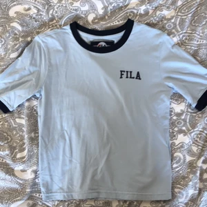 Fila t-shirt strl. S - Säljer min jättefina ljusblå t-shirt från Fila. Har endast använt den en gång!!! Den är som aldirg använd! Tröjan är väldigt skön men säljer den för att den är för liten. Passar Xs-S. Pris kan såklart diskuteras:) möts gärna upp i Malmö eller så står köparen för frakten:)