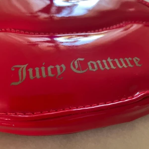 Juicy Couture mini väska ❤️‍🔥 - Detta är en JC clutch bag och är köpt i en juicy butik i LA flera år sedan men är ej använd ❣️ Den har dessutom en inbyggd ”extra-laddare” som man kan ladda upp och sedan ha för att ladda sin mobil❣️