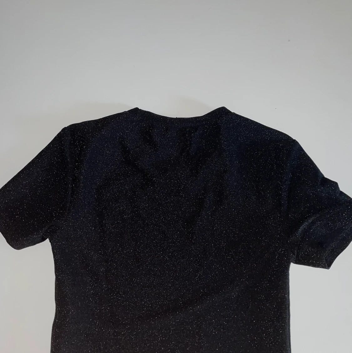 Glittrig svart oanvänd top bikbok s - 90