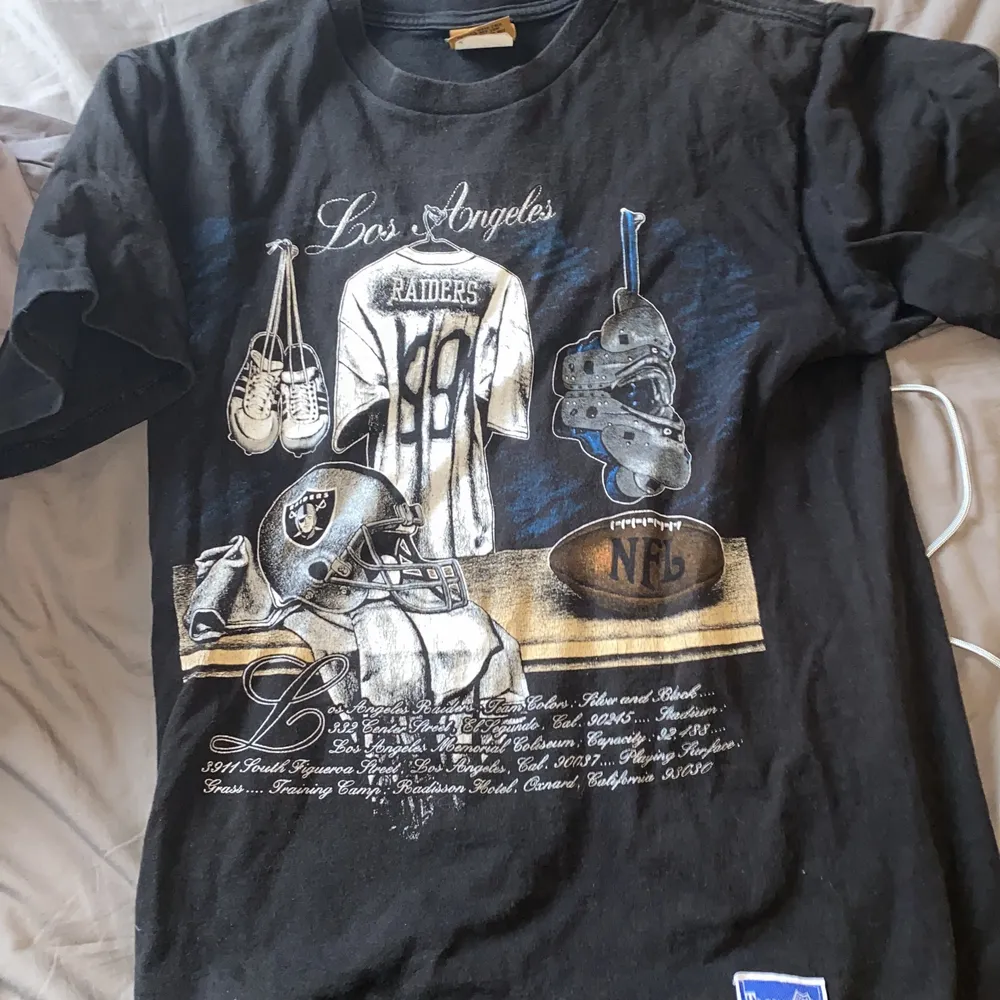 en raiders tröja som min pappa gav till mig, inga skador elr så, dock så är grafiken lite sliten men för att vara 40 år gammal så är den i väldigt bra skick. T-shirts.