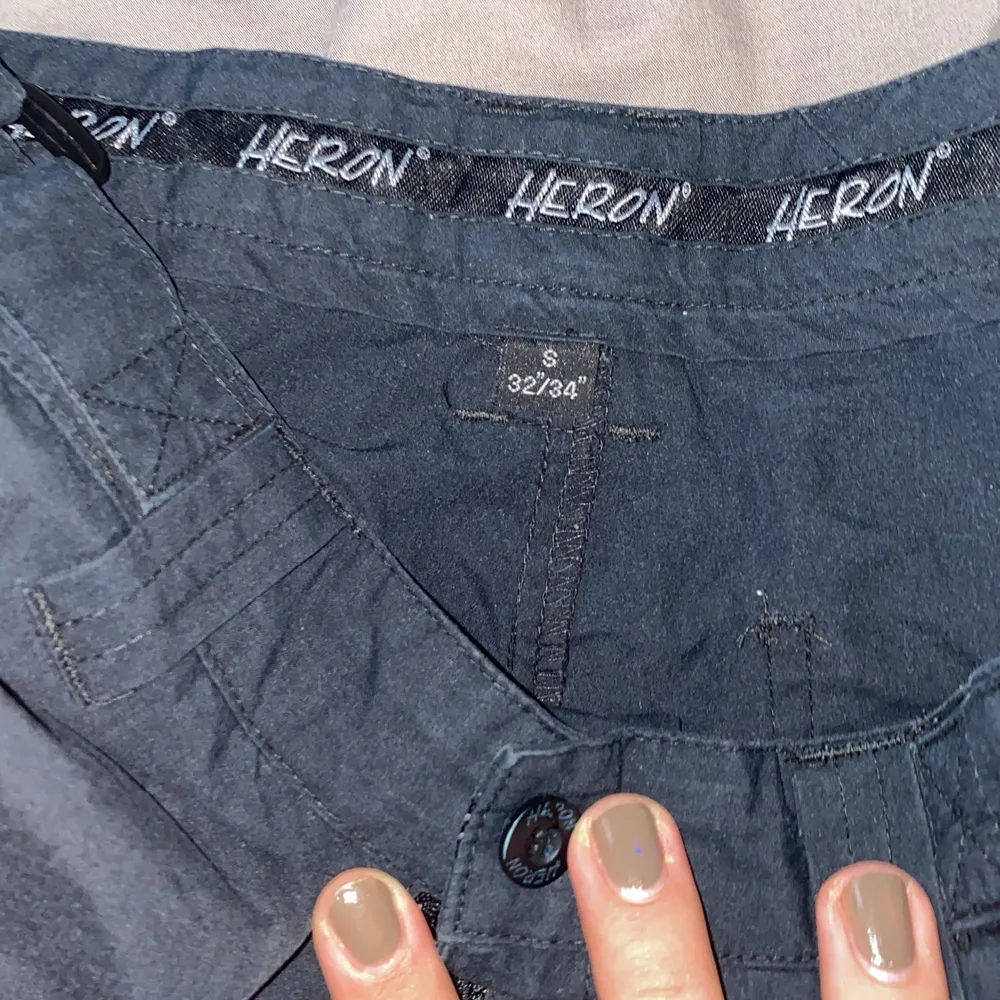 baggy cargos från heron köpta tidigt 2000 tal inga skador. Jeans & Byxor.