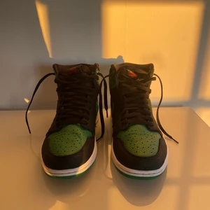 Jordan 1 High Pine Green Black - Jordan 1 High Pine Green Black i storlek 44,5 endas används fåtal gånger