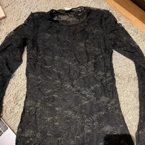Långärmad tröja i spets - Långärmad tröja i spets från Gina tricot! Sparsamt använt så som ny! Köparen står för frakten💖