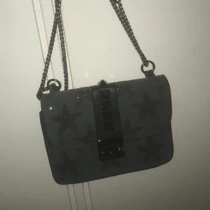 Väska - Säljer denna valentino inspirerade väskan . Så så fin!