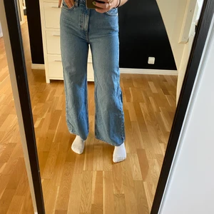 Weekday ACE storlek W-25 och L-30 - Nästan helt nya weekday byxor i den populära modellen ACE. Utsvängda och endast använda och tvättade 1 gång. Nyskick!! Säljes för 75kr och nyligen köpte för 500kr. Dem är för små så vill ha sålt dem snabbt!❤️