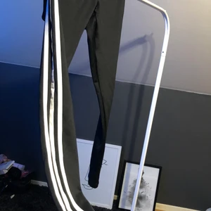 Tränings tights (adidas) ”Xs” - Tränings tights, adidas, storlek XS helt nya köptes för nån månad sedan bara men var för sent att lämna tillbaka. Säljes pågrund av för liten storlek tyvär❤️