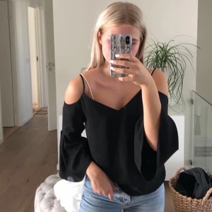 Blus - Svart blus! Så söt men kommer tyvärr inte till användning😕 Frakt tillkommer!