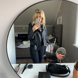 Skinnjacka från zara - Säljer min knappt använda skinnjacka från zara som är väldigt fin. Är i en storlek l men är mer som en s/m .