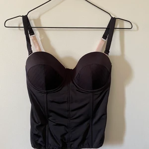 Svart Twilfit korsett - En as snygg och trendig, svart korsett från twilfit som tyvärr var för stor för mig. Aldrig använd, endast provad. Går att justeras där bak vilket man kan se på bild två. Byst storleken är 70D