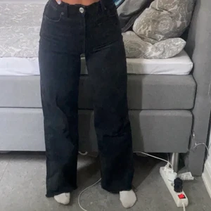 Zara Jeans - Säljer dessa snygga svarta jeansen från Zara i bra skick som jag köpte av en tjej här på plick. Men tyvärr var dom för korta i benen så säljer dom vidare. (Endast testade 1 gång) (lånade bilder) exakt samma jeans som på bilden jag säljer
