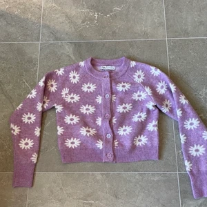 Urgullig lila zara kofta💕 - Super söt stickad lila kofta från zara✨Perfekt nu till hösten💖Jättefina detaljer, med små blomknappar💕Storleken säger S men tror att den kan även kan passa xs💕 