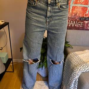 super sköna jeans med hål