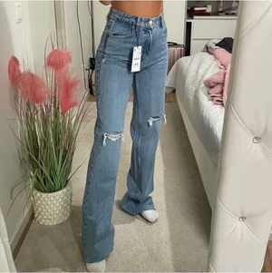 HELT NYA ZARA JEANS - Säljer nu vidare dessa skitsnygga slutsålda Zara jeansen, storlek 36, som tyvärr blev lite stora för mig!!💘💘 Prislappen sitter kvar🥰 förlånga på mig som är 163!! Budgivning börjar på 300kr!! Har fler bilder, så det är bara o kontakta mig för mer info!! (2 lånade bilder) köp direkt för 400kr+ frakt!!