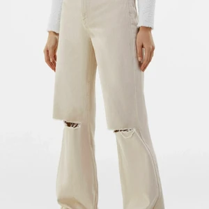 Jeans - Ett par jeans från berskha med hål på knäna. Dom är endast testade och har fortfarande lapp på sig. Dom är väldigt små  i storleken vilket även står på hemsidan men är dock väldigt långa. Köpta för 300kr + frakt