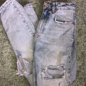 Snygga jeans från zara i storlek 34. De är inget fel på dom man de är lite slitna på vissa ställen. Hör av er för frågor och fler bilder💓 STÅR INTE FÖR POSTENS SLARV‼️